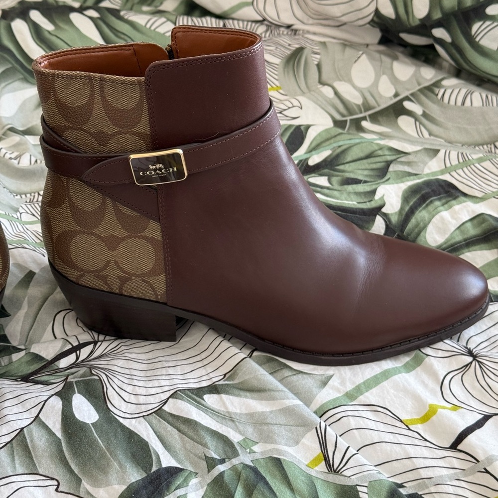 Coach shoes Dean bootie US9